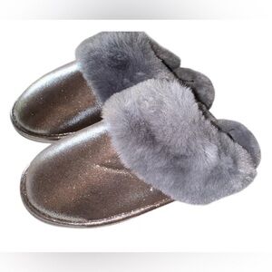 🆕 women’s glittery silver lined slippers